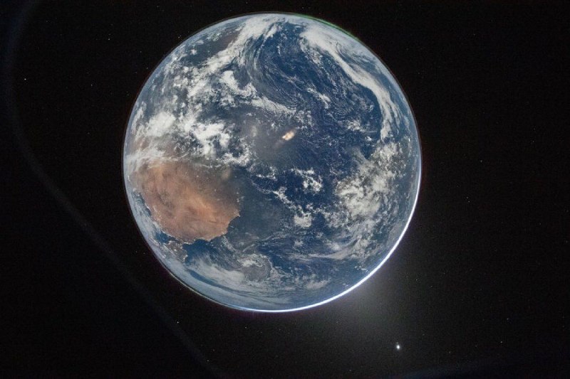NASA 放出了 Artemis II 宇航员拍到的最新高清完整地球彩色照片！这张照片最震撼的地方，在于它拍出了地球那种“悬浮在深渊边缘”的真实质感