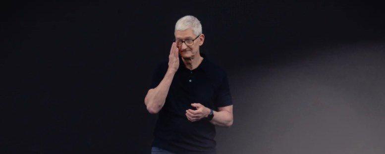 今年 WWDC 最难忘的画面，大概就是 Tim 在台上落泪的瞬间 WWDC26 开幕前，Tim Cook 在 CEO 任内最后一次登台，重复了 16 次「Thank you」
